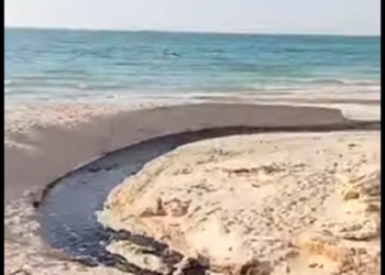 اللهو الخفي بأبو تلات يلقي بمخلفات الصرف الصحي ببحر الٱسكندرية