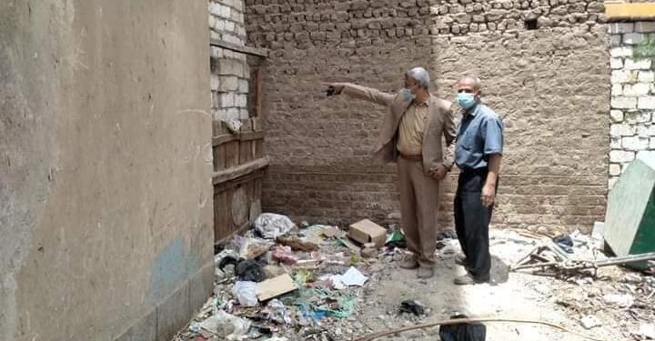 الديب يقتحم أوكار القمامة  بشوارع مدينة البداري بمحافظة أسيوط