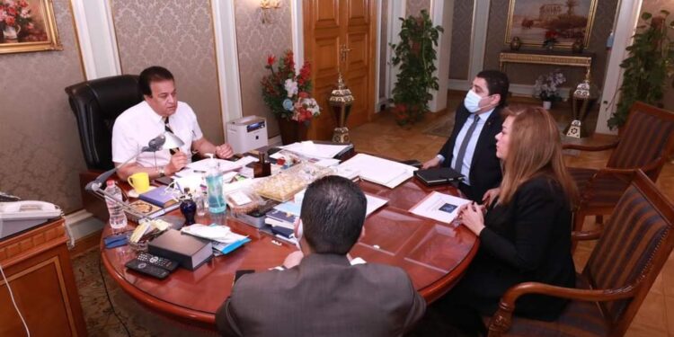 وزير التعليم العالي يناقش سبل التعاون مع المدير التنفيذي للأكاديمية الوطنية للتدريب