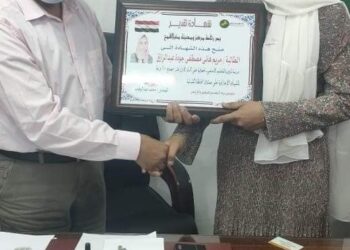 رئيس مدينة منياالقمح يكرم الطالبة مريم هاني .. الأولى علي محافظة الشرقية في الشهادة الإعدادية والحاصلة علي 100٪