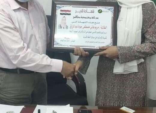 رئيس مدينة منياالقمح يكرم الطالبة مريم هاني .. الأولى علي محافظة الشرقية في الشهادة الإعدادية والحاصلة علي 100٪