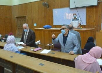 رئيس جامعة الفيوم يتابع الامتحانات بكلية العلوم ودار العلوم