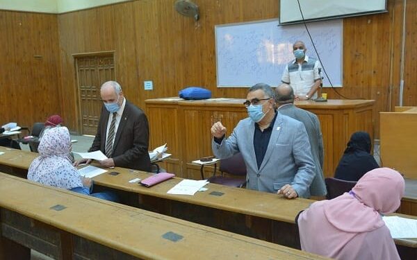 رئيس جامعة الفيوم يتابع الامتحانات بكلية العلوم ودار العلوم