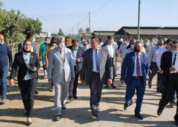 محافظ البحيرة يتفقد مشروع عاداة للثروة الحيوانية