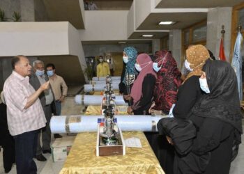 محافظ اسيوط يوزع