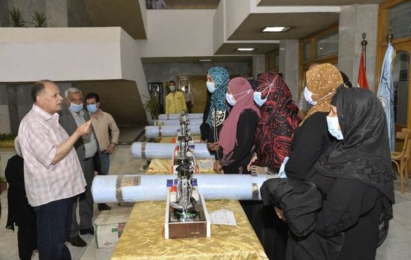 محافظ اسيوط يوزع