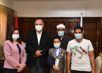 محافظ قنا يكرم