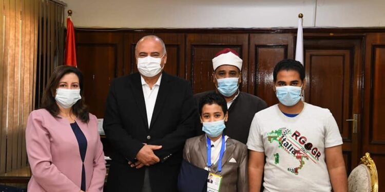 محافظ قنا يكرم