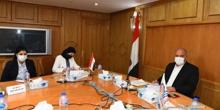 محافظ قنا ترأس