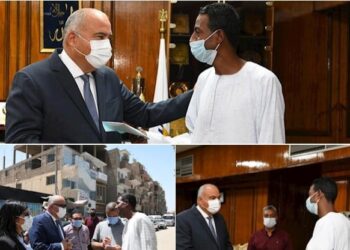 محافظ قنا يكرم