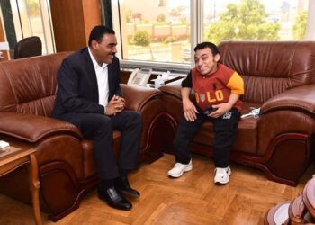 محافظ مطروح يستقبل مواطن بمكتبه طلب لقائه