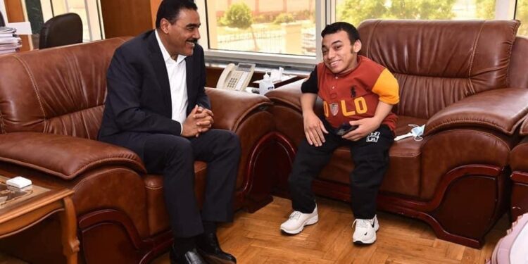 محافظ مطروح يستقبل مواطن بمكتبه طلب لقائه