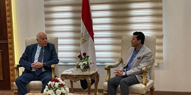 وزير الشباب والرياضة يستقبل نظيره الفلسطيني بمطار القاهرةع