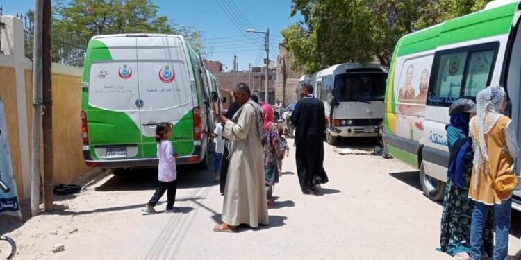 الكشف علي ٢٣٦١ مواطن في قافله طبيه مجانية ضمن مبادرة ” حياة كريمة ” بقنا