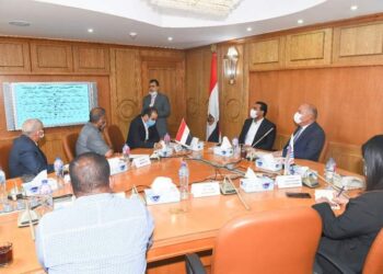 محافظ قنا يناقش خطة تطوير المناطق غير المخططة بقنا