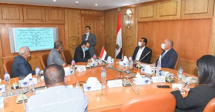 محافظ قنا يناقش خطة تطوير المناطق غير المخططة بقنا