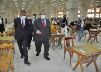 رئيس جامعة حلوان يجرى جولة تفقدية لمتابعة سير الامتحانات