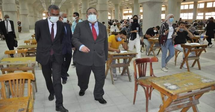 رئيس جامعة حلوان يجرى جولة تفقدية لمتابعة سير الامتحانات