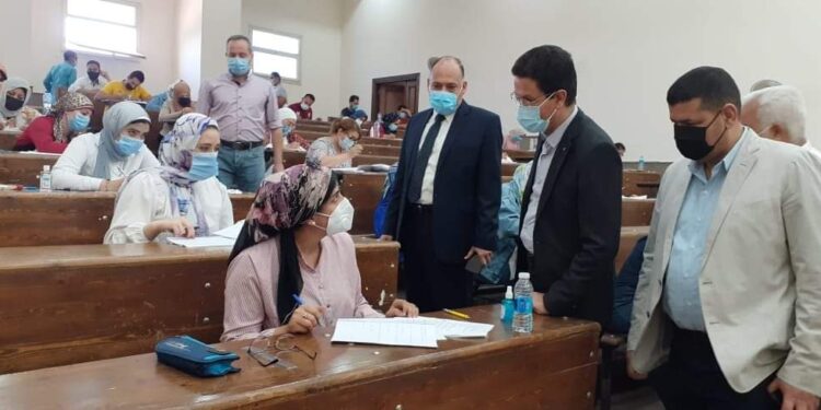 الجيزاوي يتابع امتحانات كليتي التربية الرياضية والآداب بجامعة بنها.