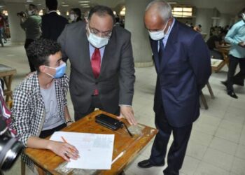 رئيس جامعة حلوان : يجرى جولة تفقدية لمتابعة سير الامتحانات ويتابع انتظام دخول الطلاب إلى الجامعة