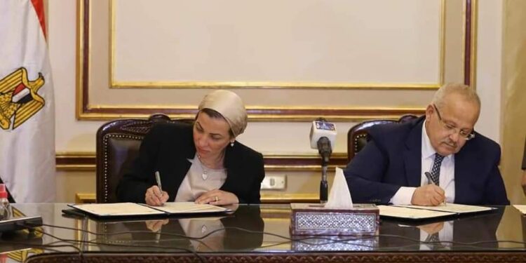 فؤاد والخشت : يوقعان مذكرة تفاهم لإعداد “برنامج جامعى لعلوم البيئة “.