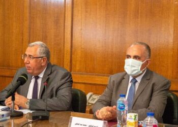 عبد العاطى والقصير يترأسا اجتماع موسع لدراسة كافة التفاصيل الخاصة بمشروع التحول لنظم الرى الحديث.