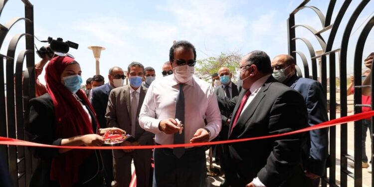 وزير التعليم العالي والبحث العلمي ورئيس جامعة حلوان يتفقدان لجان امتحانات نهاية العام الدراسى.