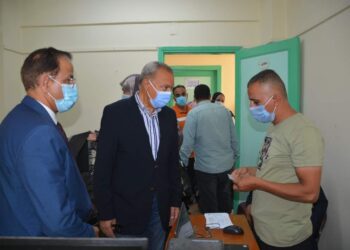 محافظ القليوبية يتفقد مراكز اللقاح لاستقبال المواطنين لتلقي لقاح كورونا بمدينة بنها وطوخ.