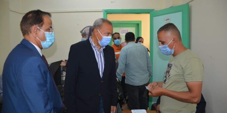 محافظ القليوبية يتفقد مراكز اللقاح لاستقبال المواطنين لتلقي لقاح كورونا بمدينة بنها وطوخ.