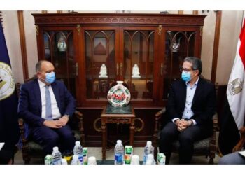 وزير السياحة والآثار يلتقي بسفير المملكة الأردنية الهاشمية بالقاهرة لبحث تعزيز سبل التعاون