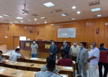 نائب رئيس جامعة المنصورة يتفقد اختبارات الفصل الدراسي الثاني 2020- 2021م.