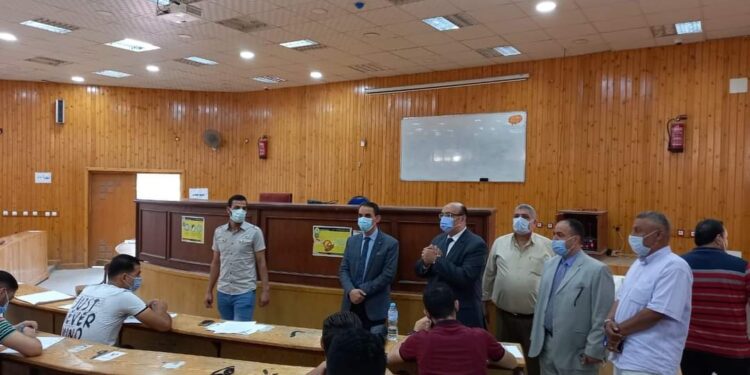 نائب رئيس جامعة المنصورة يتفقد اختبارات الفصل الدراسي الثاني 2020- 2021م.