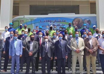 محافظ الأسكندرية و رئيس شركة مياه الشرب بالإسكندرية يفتتحان سيارات مراكز خدمة العملاء المتنقلة.