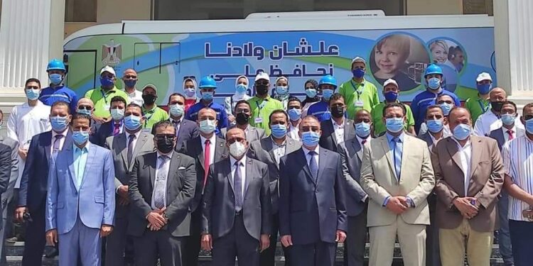 محافظ الأسكندرية و رئيس شركة مياه الشرب بالإسكندرية يفتتحان سيارات مراكز خدمة العملاء المتنقلة.