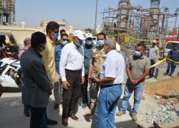 محافظ القليوبية ومدير أمن القليوبية يشهدان إزالة 55 عشة بالقرب من حي شرق شبرا الخيمة.