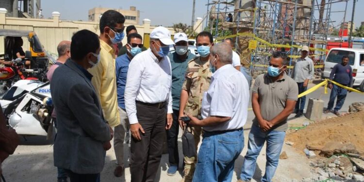 محافظ القليوبية ومدير أمن القليوبية يشهدان إزالة 55 عشة بالقرب من حي شرق شبرا الخيمة.