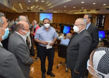 إجتماع مهم لرئيس جامعة القاهرة بقسم الحالات الحرجة بمستشفيات قصر العيني.