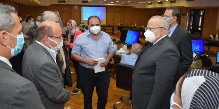 إجتماع مهم لرئيس جامعة القاهرة بقسم الحالات الحرجة بمستشفيات قصر العيني.