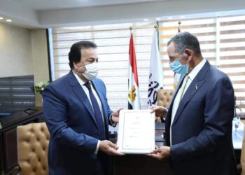 وزير التعليم العالي يسلم صندوق تحيا مصر مساهمة الجامعات والمعاهد الخاصة في المبادرة الرئاسية لإعادة إعمار غزة.
