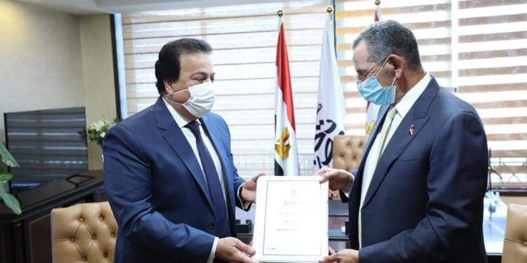 وزير التعليم العالي يسلم صندوق تحيا مصر مساهمة الجامعات والمعاهد الخاصة في المبادرة الرئاسية لإعادة إعمار غزة.