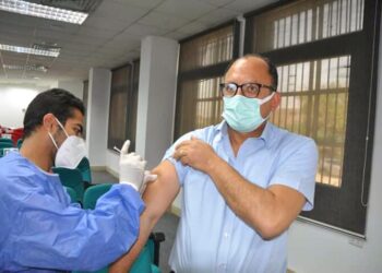 استمرار التطعيم بلقاح كورونا لأعضاء هيئة التدريس والعاملين بجامعة حلوان