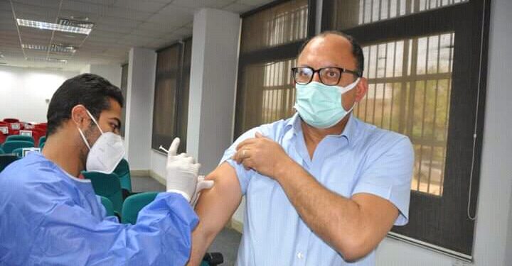 استمرار التطعيم بلقاح كورونا لأعضاء هيئة التدريس والعاملين بجامعة حلوان