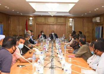 محافظ قنا ينهى أزمة سائقي خطوط سير السرفيس الجديدة مع البنك الزراعي المصري والشركة الموردة