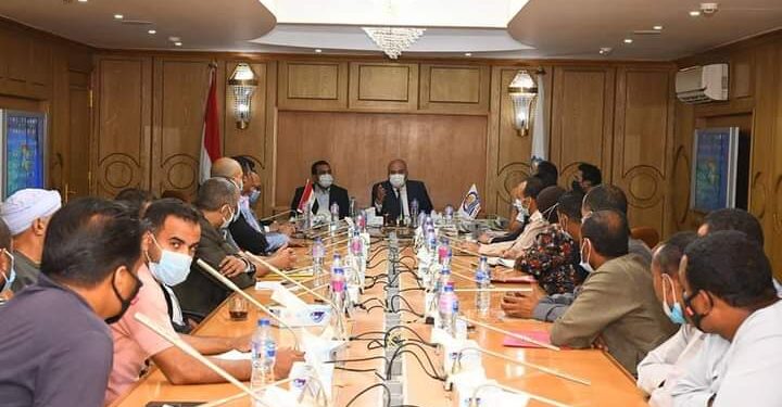 محافظ قنا ينهى أزمة سائقي خطوط سير السرفيس الجديدة مع البنك الزراعي المصري والشركة الموردة