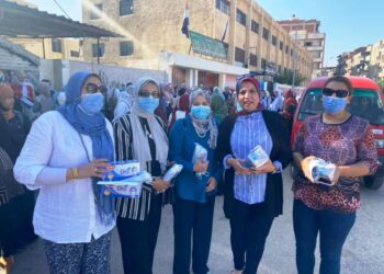 مستقبل وطن يواصل توزيع الكمامات والمطهرات على طلبة الدبلومات الفنية بدمنهور