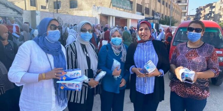 مستقبل وطن يواصل توزيع الكمامات والمطهرات على طلبة الدبلومات الفنية بدمنهور