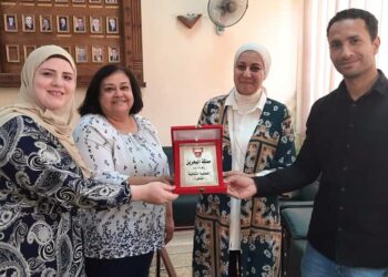 تكريم المسئولين عن الوافدين بادارة الدراسات العليا باداب عين شمس بالملحقية الثقافية للبحرين