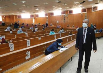 يوسف غرباوي يتفقد لجان الامتحانات بكليات جامعة جنوب الوادي