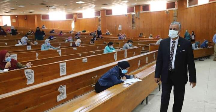 يوسف غرباوي يتفقد لجان الامتحانات بكليات جامعة جنوب الوادي