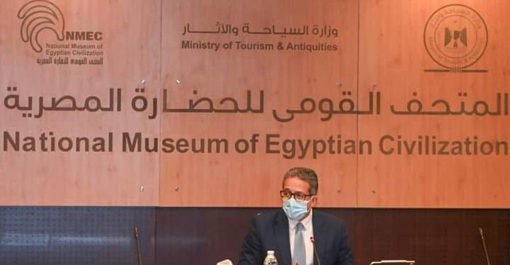 العناني يعقد اجتماعا مع مجلس إدارة هيئة المتحف القومي